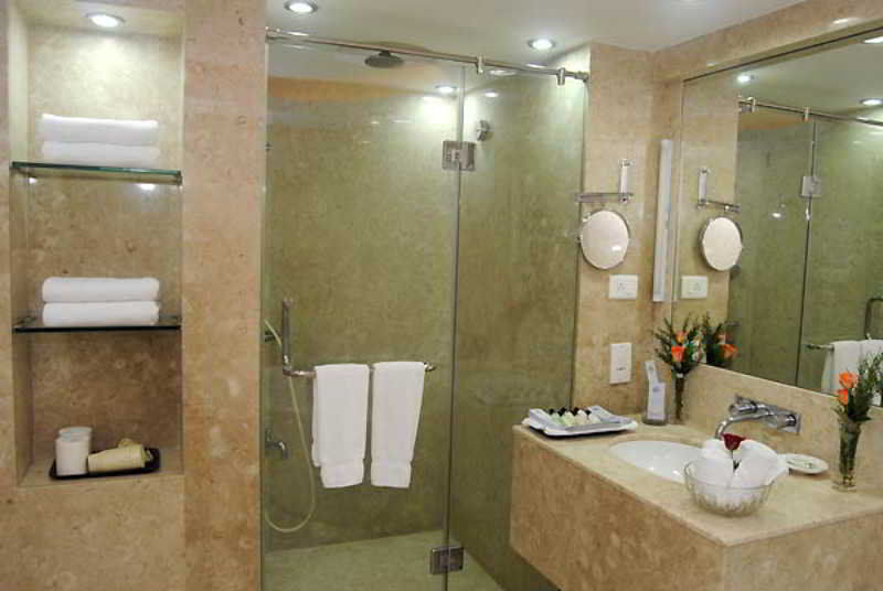 Breeze Hotel Ченнаи Экстерьер фото