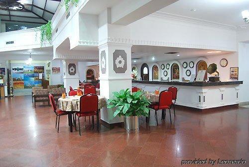 Breeze Hotel Ченнаи Ресторан фото